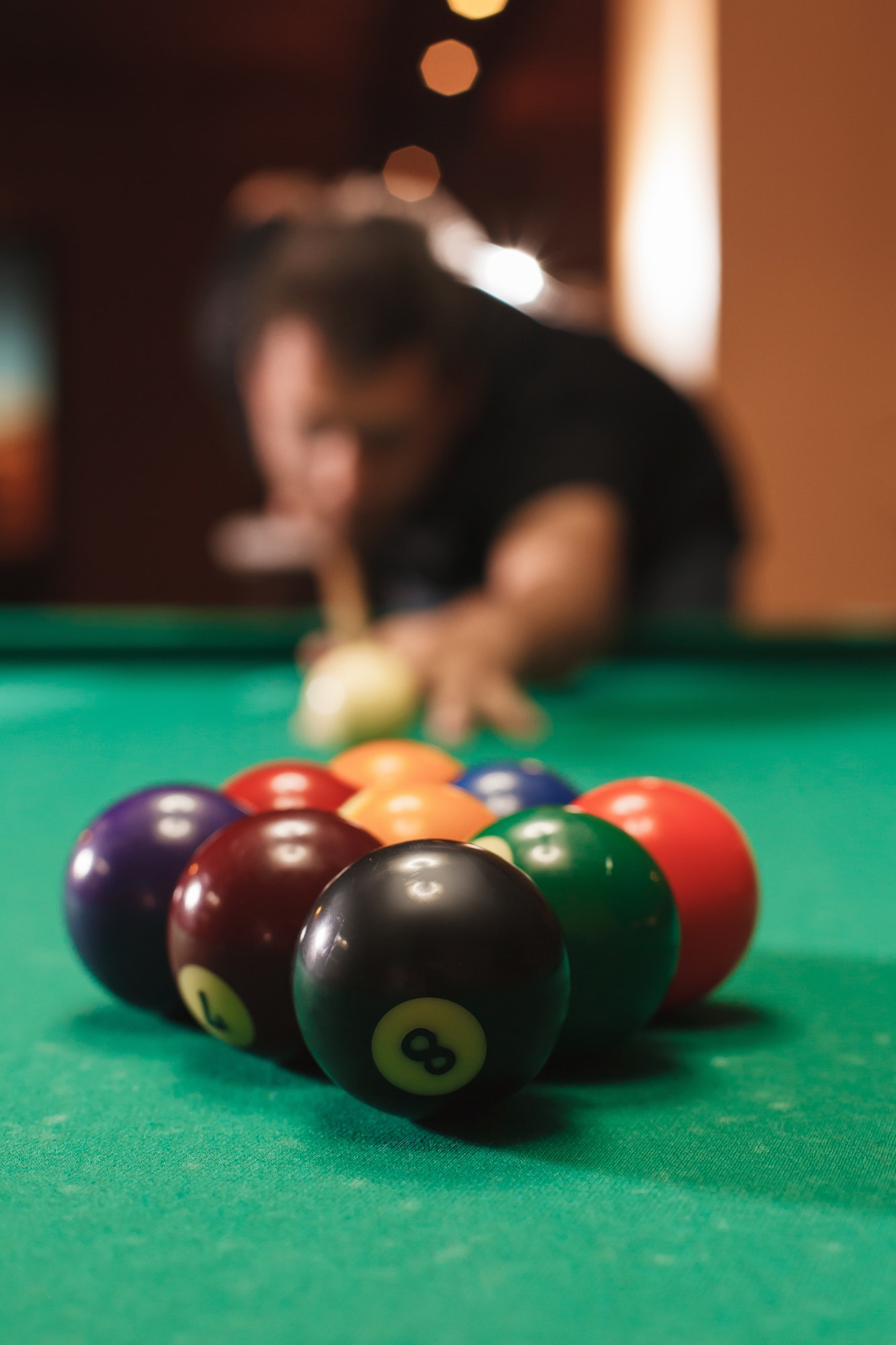 player-breaks-a-pyramid-in-billiards-.jpg